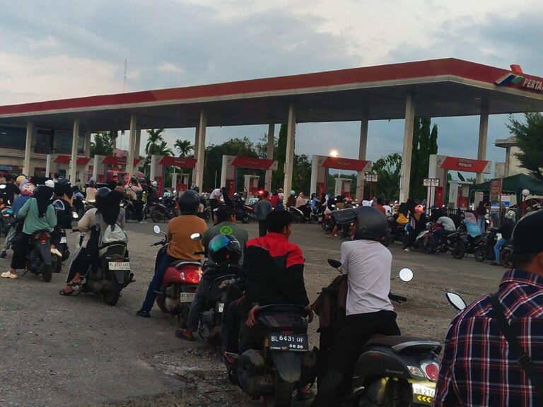 Islamic reflection on disaster during the 2025 Aceh Flood showing fuel scarcity and long queues.