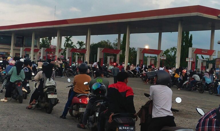Islamic reflection on disaster during the 2025 Aceh Flood showing fuel scarcity and long queues.