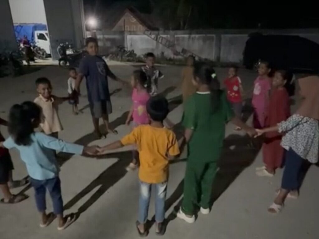 Helping Flood Victim in Aceh and the children-flood-victims-aceh-playing together in the night.