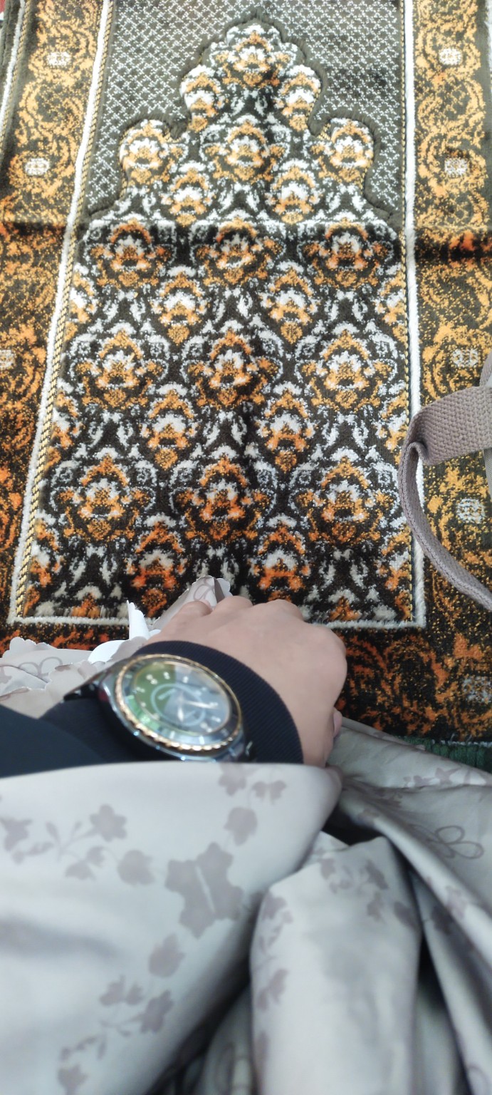 Quiet prayer moment in life after Ramadan on a prayer mat, reflecting on spiritual alignment and returning to Allah